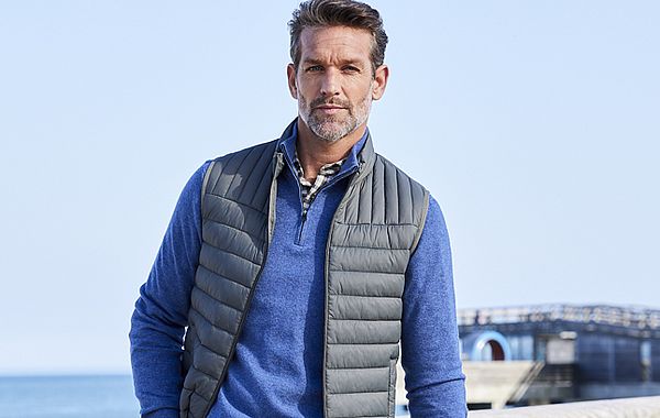 Steppweste mit moderndem Querstepp Sportliche Kombi: Steppweste und Troyer-Pullover