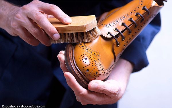 Glattlederschuhe mit Staubbürste reinigen