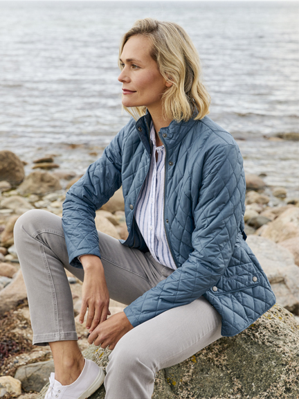 Sportiver Sommerlook mit Barbour-Jacke 'Flyweight Cavalry'