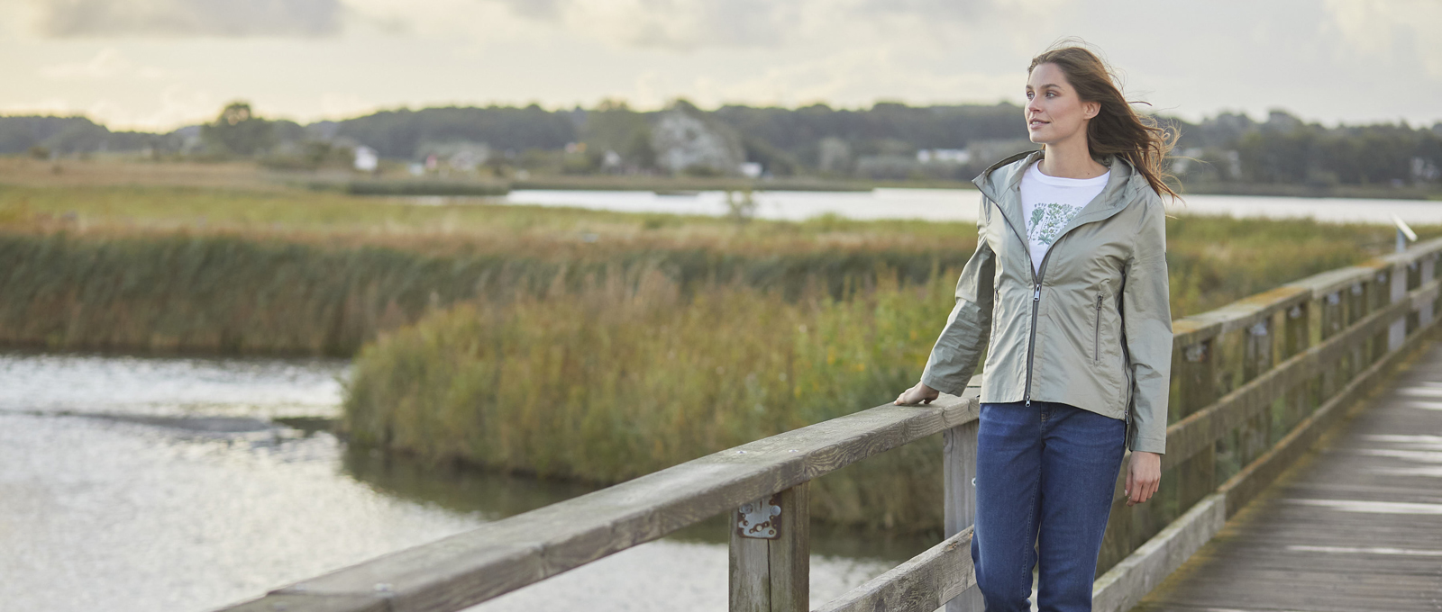Frau auf einer Brücke am See